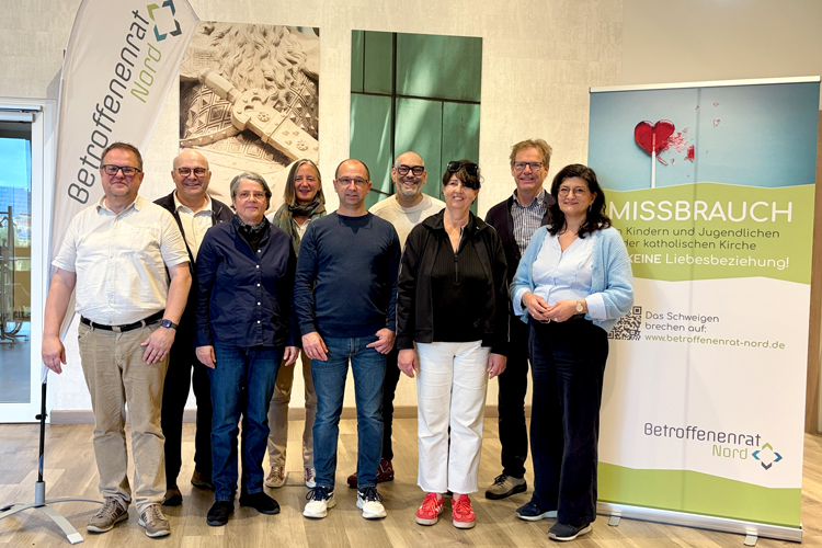 Eine Gruppe aus vier Frauen und fünf Männern