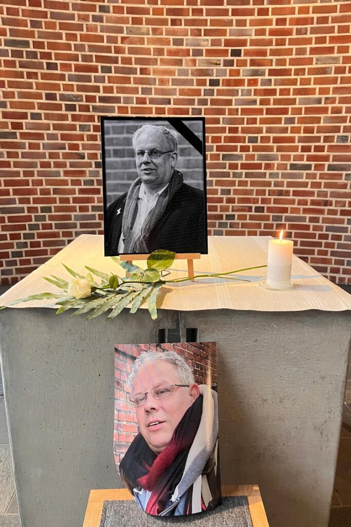 Altar mit zwei Bildern des verstorbenen Raphael Ohlms