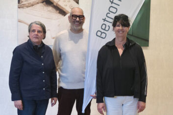 Team bestehend aus zwei Frauen und einem Mann