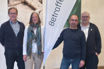 Team bestehend aus einer Frau und drei Männern